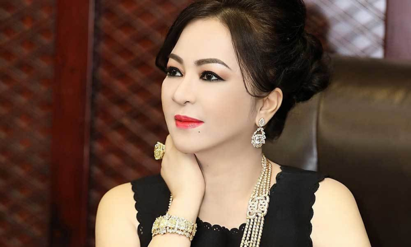Tiểu sử Nguyễn Phương Hằng