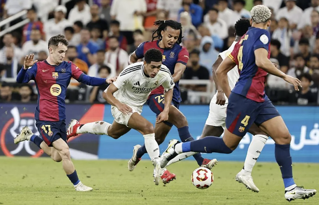 Barca đẩy Real Madrid đến gần cảnh tay trắng